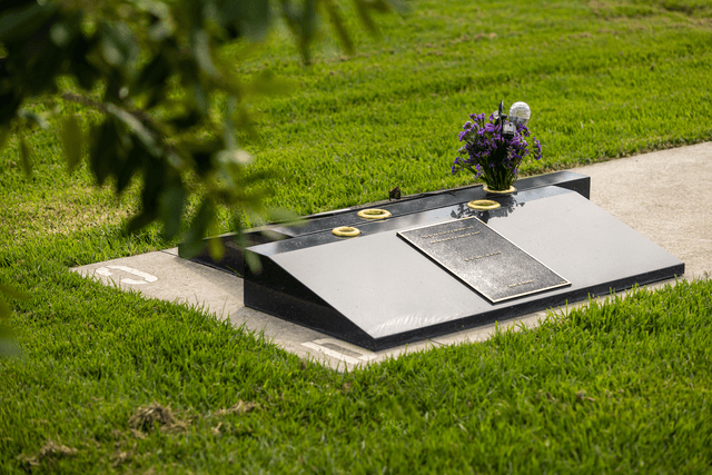 Memorial Plaques Melbourne | Custom Bronze Plaques for Graves | SMCT